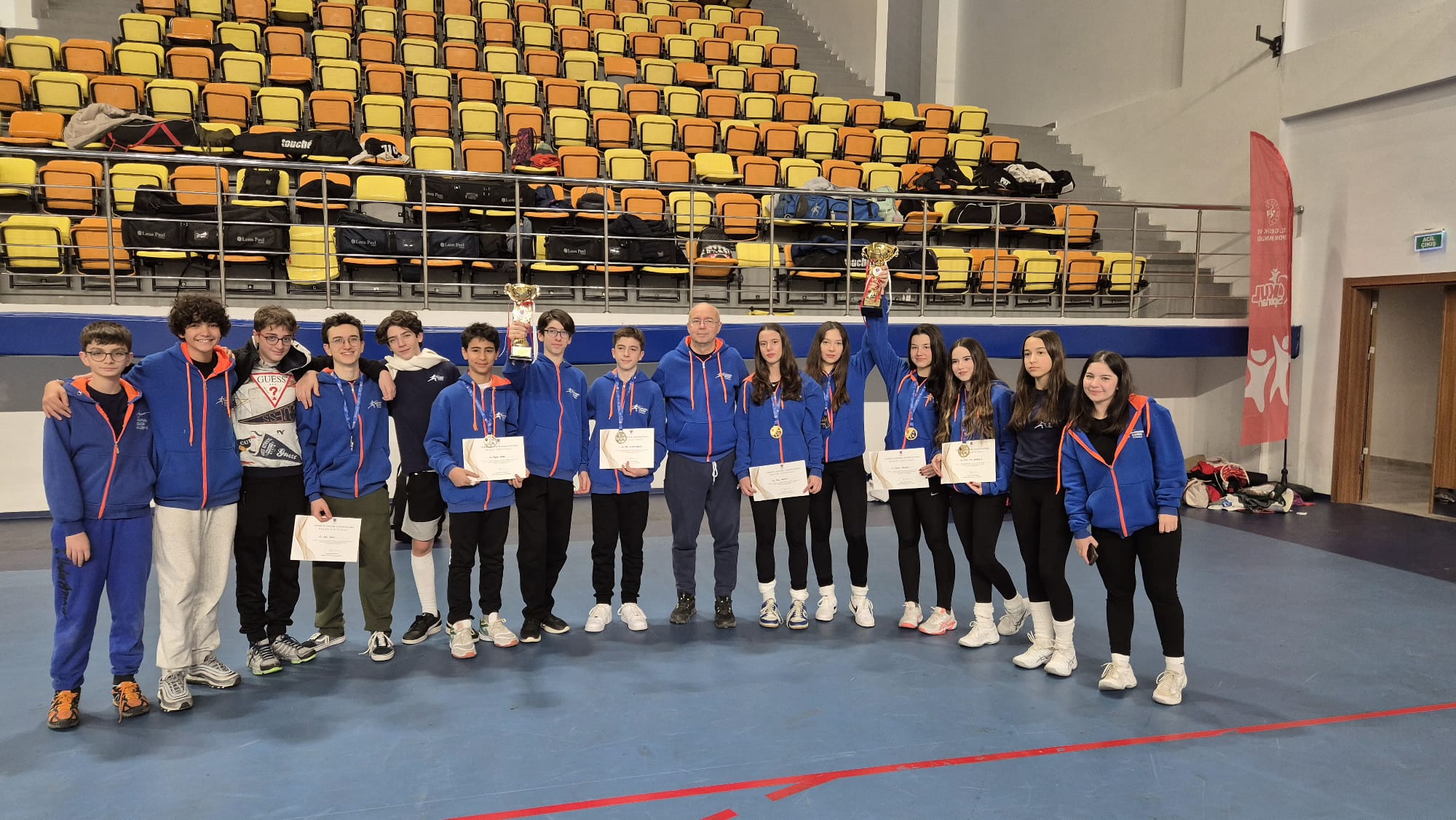 Kulüp sporcuları kupa ve madalyalarla